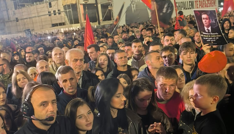 Nata e 13-të, sheshi mbushet me protestues në mbështetje të çlirimtarëve