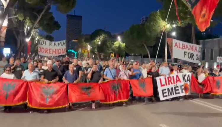 “UÇK, UÇK”, protestuesit në Tiranë solidarizohen me ish-liderët e UÇK-së pas vendimit të Hagës