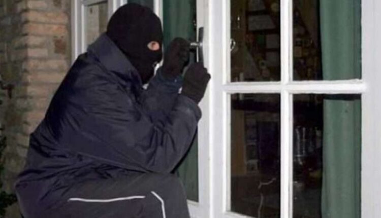 Vjedhje e pazakontë në Çair: Hajdutët marrin vetëm resiverin e kamerave, nuk prekin bankën