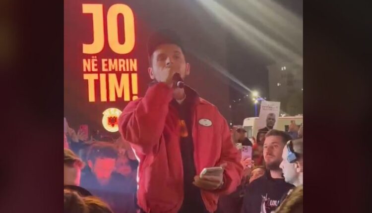 Yll Limani nga sheshi me mesazh: “Heshtja sot, nesër bëhet harresë”