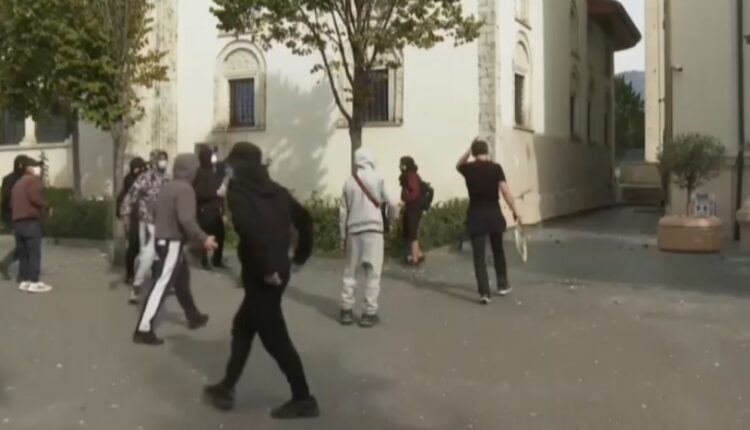 Protesta zhvendoset përballë Bashkisë së Tiranës, protestuesit hedhin fishekzjarrë dhe gurë drejt godinës