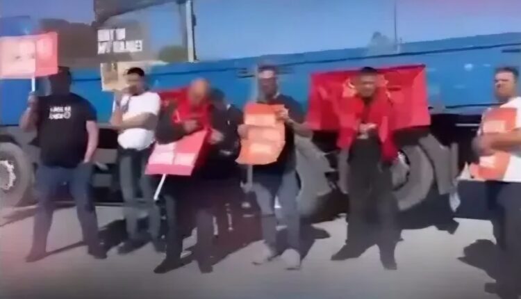 Nën thirrjet UÇK, qytetarët i bllokuan rrugën Von der Leyenit (VIDEO)