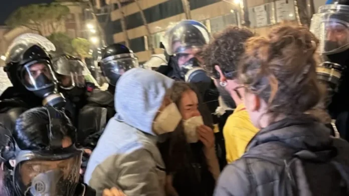 Përplasje mes protestuesve dhe policisë, përdoret spraj me piper