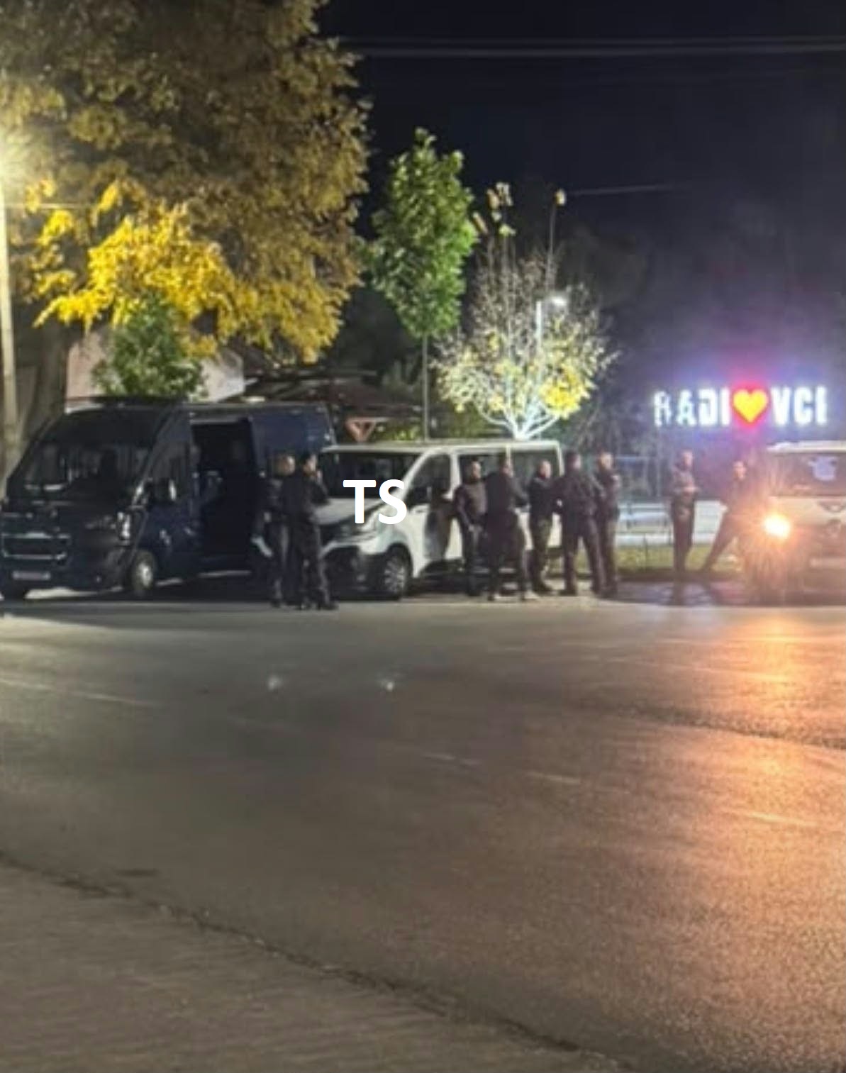 Forca të shumta policore në Radiovcë (FOTO) Forca të shumta policore në Radiovcë (FOTO)