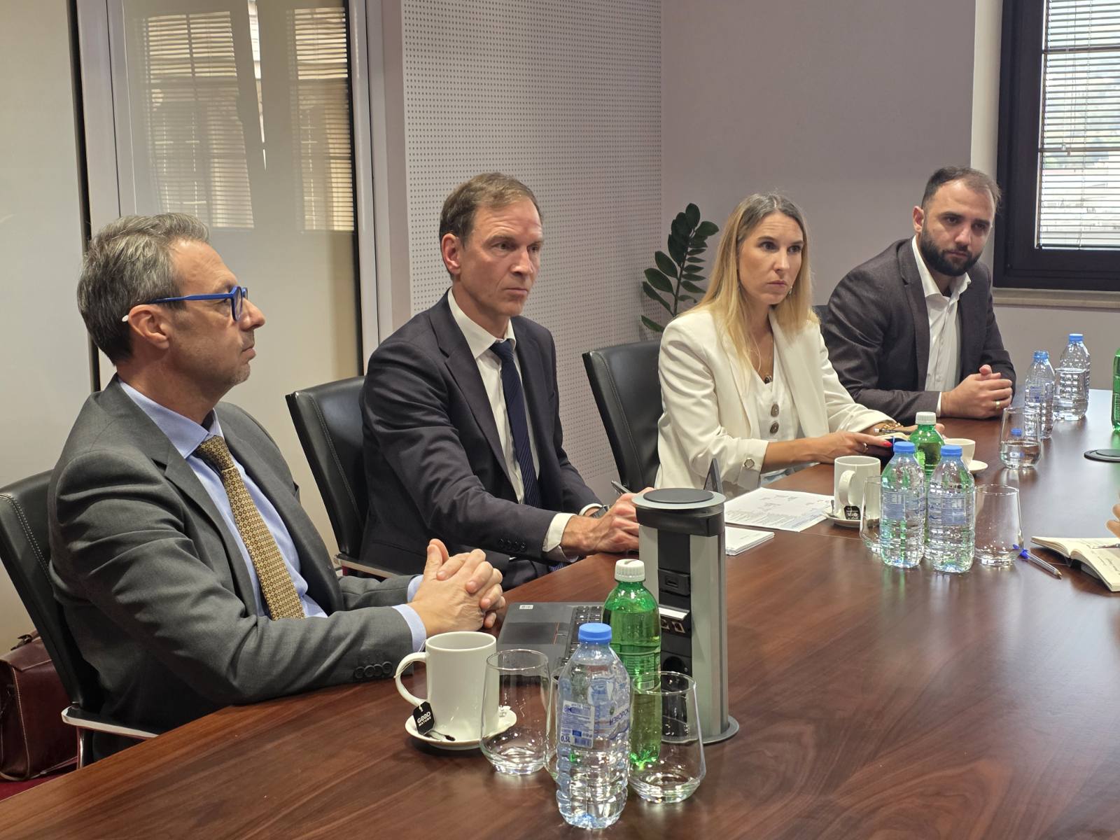 MINISTRIA E ENERGJETIKËS DHE KfW-ja VAZHDOJNË BASHKËPUNIMIN PËR MBËSHTETJEN E PROJEKTEVE STRATEGJIKE ENERGJETIKE MINISTRIA E ENERGJETIKËS DHE KfW-ja VAZHDOJNË BASHKËPUNIMIN PËR MBËSHTETJEN E PROJEKTEVE STRATEGJIKE ENERGJETIKE