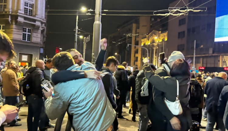 Studentët përmbysin regjimin e Vuçiç, shpërthen festa në Beograd! Dalin Exit Poll-et e para