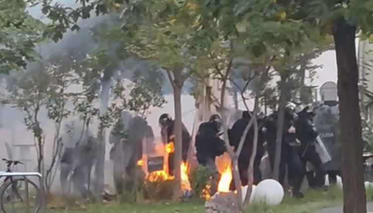 PAMJE TË RËNDA/ Merr flakë polici në qendër të Tiranës, kolegët i afrohen në ndihmë. U qëllua me motolov (VIDEO)