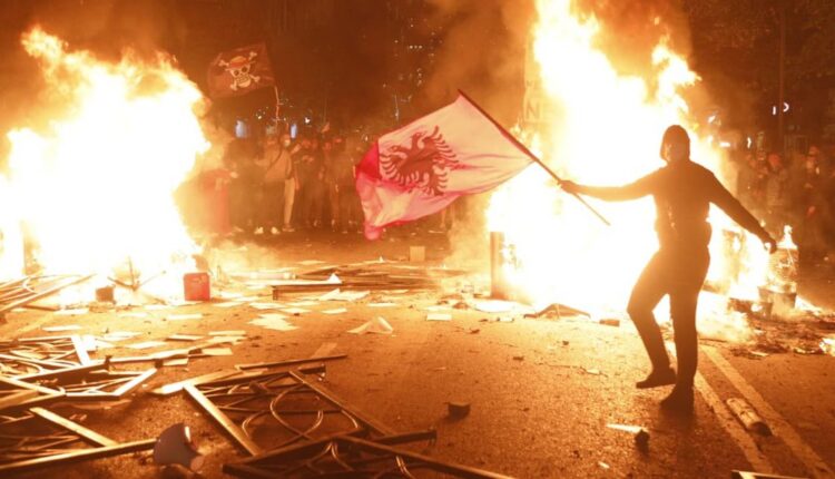 Protesta në Tiranë, 13 të lënduar, mes tyre protestues, policë, gazetarë dhe kalimtarë