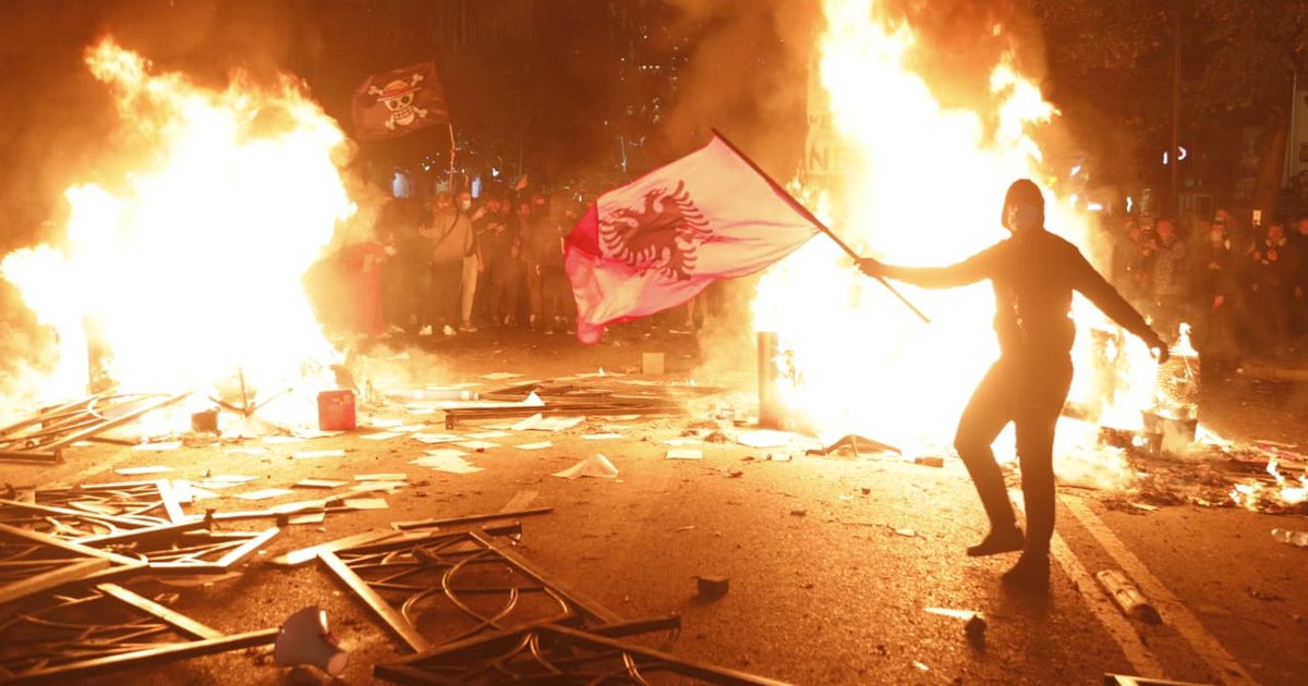 Protesta në Tiranë  13 të lënduar  mes tyre protestues  policë  gazetarë dhe kalimtarë