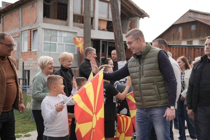 Mickoski   Rexhepit  Gjatë qeverisjes suaj  i larguat 10 mijë njerëz nga Bërvenica