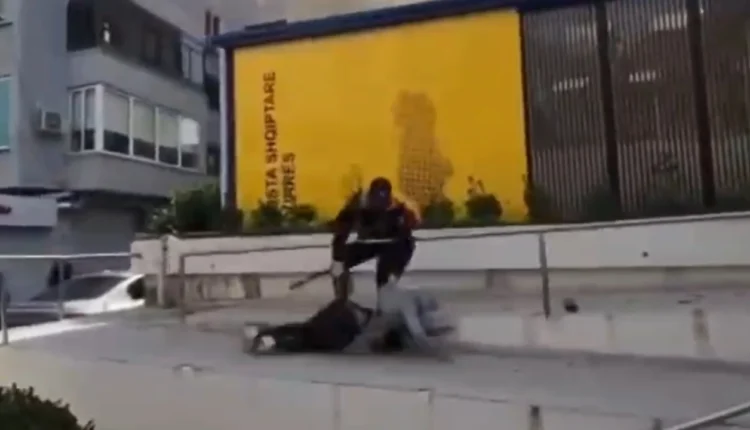 Tensione në protestë/ Konfrontim mes Policisë dhe protestuesve në Durrës, turma reagon pas përplasjes me një të ri