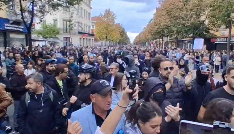 Sot dy protesta kombëtare në kryeqytet / Studentët mblidhen para Ministrisë së Arsimit, PD mbërrin në Rrugën e Durrësit, priten me thirrjet “Rama në burg, Berisha në burg”