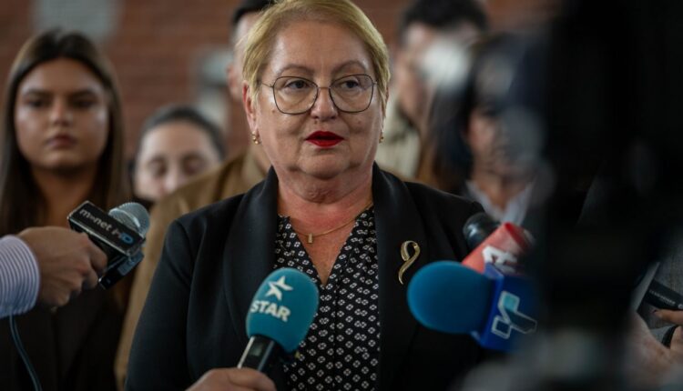 Janevska vizitoi dy sallat sportive shkollore të rikonstruktuara në Shtip dhe Karbincë