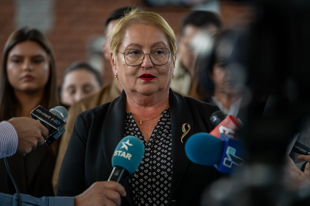 Janevska vizitoi dy sallat sportive shkollore të rikonstruktuara në Shtip dhe Karbincë