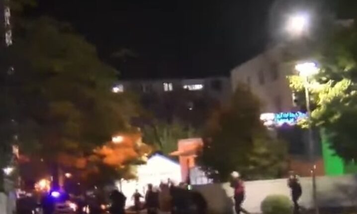 Protestuesit i vënë flakën edhe Komisariatit nr. 2 në Tiranë, ndërhyjnë forcat ‘Shqiponja’, shoqërohen disa persona