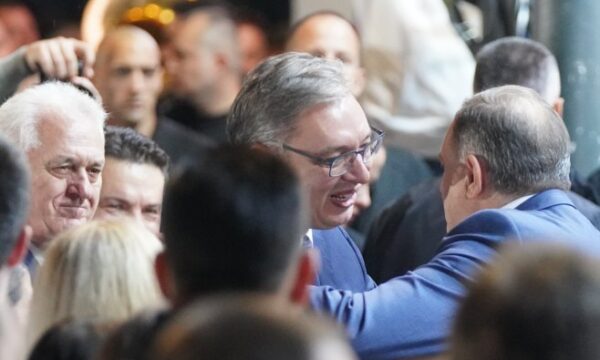 Stradner ironizon  Në Serbi edhe të vdekurit mund të votojnë  Millosheviqi e ka thënë që serbët janë popull qiellor