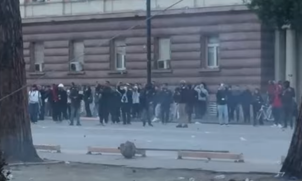  Thyhet  qetësia  nis hedhja e molotovëve dhe gurëve te Kryeministria  policia përgjigjet me gaz e plumba gome