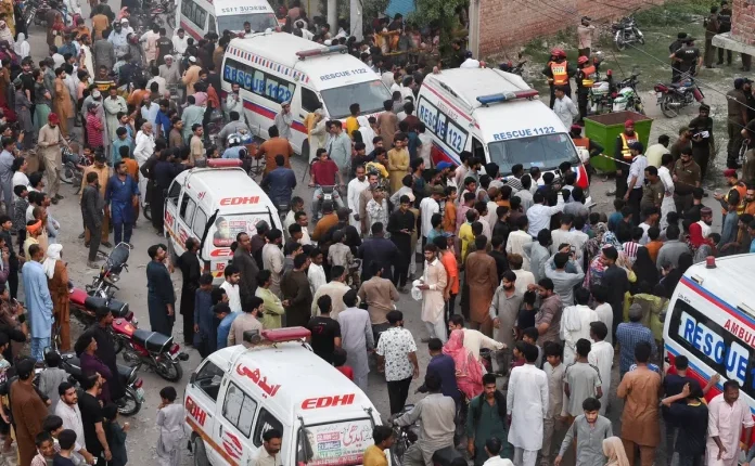 E rëndë në Pakistan! 30 nxënës dhe një mësuese humbasin jetën nga shembja e çatisë së një shkolle