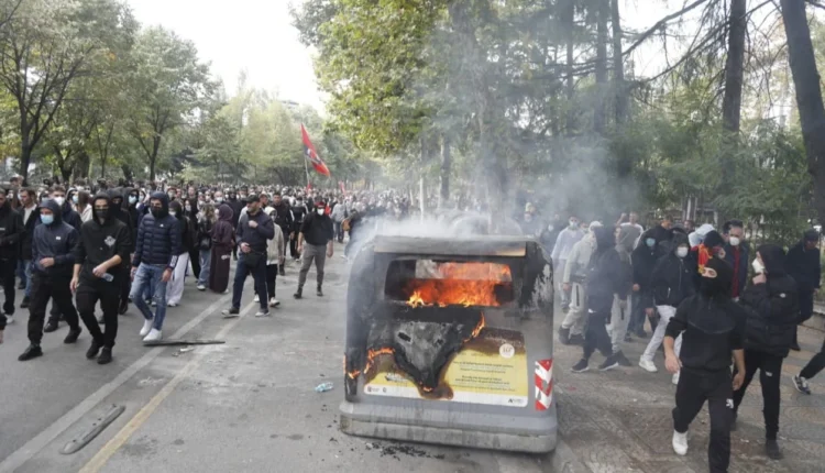 Policia e Shtetit reagon për protestat: Të miturit në vijën e parë të përplasjeve, apel prindërve të kontrollojnë ku ndodhen fëmijët