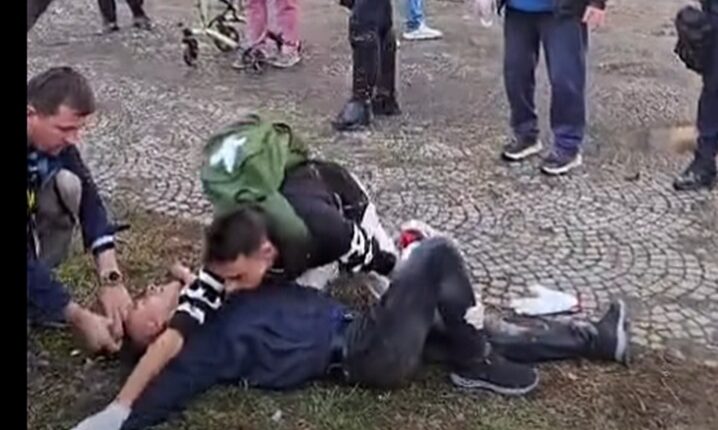 Një person në gjendje të rëndë në bulevard, futet pa ndjenja në autoambulancë pas disa minutash i shtrirë në tokë