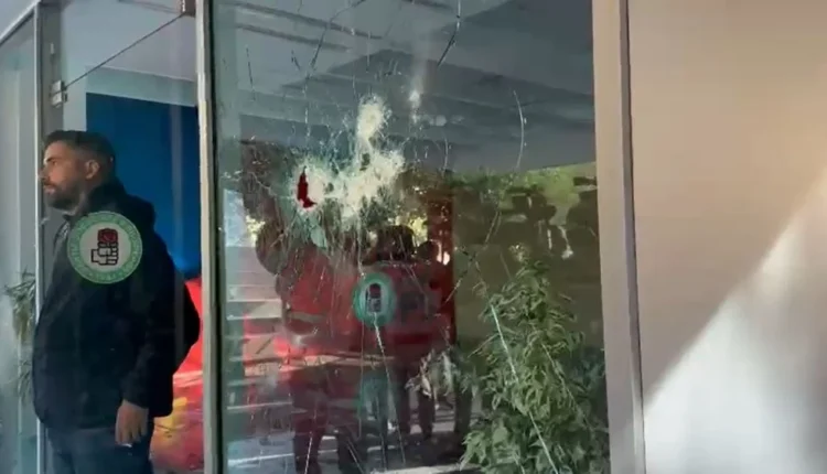 Protestuesit hedhin gurë drejt selisë së PS-së, policia ndërhyn me gaz lotsjellës
