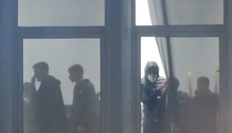 Protestuesit “strehohen” në selinë e PD-së, policia i pret jashtë dere/ Këlliçi: Policia na hodhi gaz, nuk provokuam