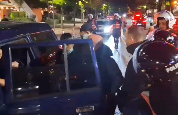 Mbi 70 protestues të ndaluar te Komisariati nr  1 në Tiranë  Reagon sërish ministri Demo  51 punonjës të Policisë janë lënduar 