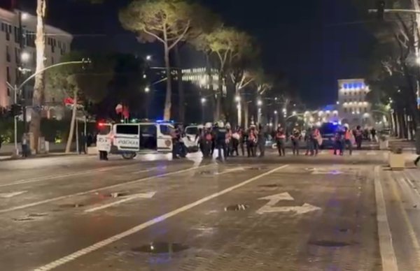 Situatë e tensionuar në protestë  efektivët Shqiponja mbërrijnë në Bulevard pas hedhjes së molotovëve