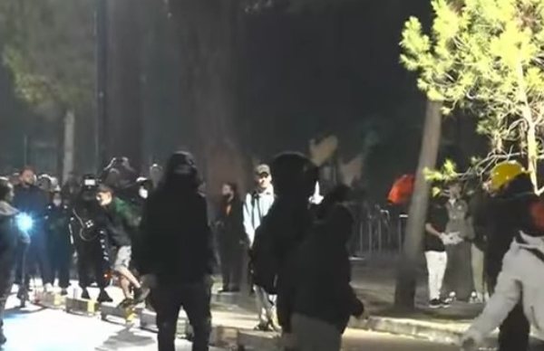 Protestuesit sulmojnë Kryeministrinë me gurë e molotov  policia i paralajmëron të largohen dhe hedh ujë