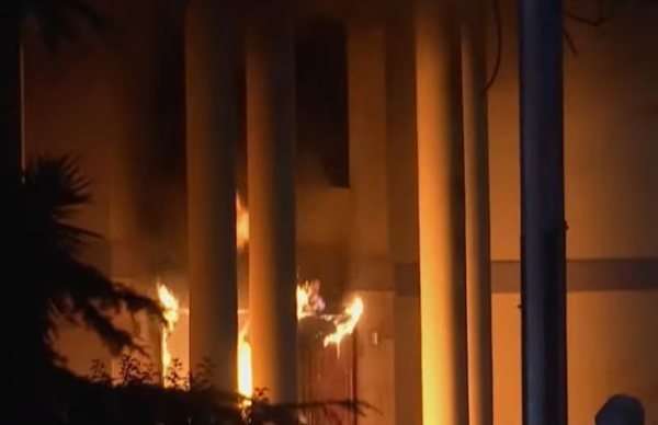 Protestuesit i vënë flakën Ministrisë së Ekonomisë  thyhen edhe xhamat e KQZ