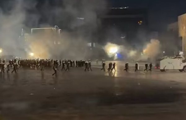 Sheshi  Skendërbej  në shesh beteje  Përplasje mes protestuesve dhe policëve