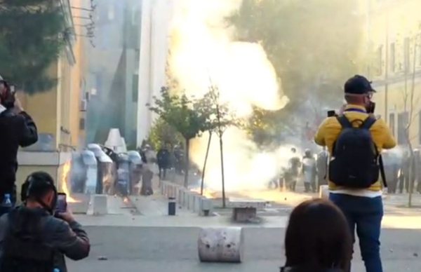 Tensionet pranë Bllokut të Ministrive  protestuesit hedhin molotovë  merr flakë një efektiv policie  VIDEO 