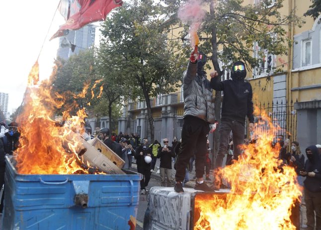 Hedhja e bombave molotov ndaj policisë  arrestohen disa protestues në Tiranë