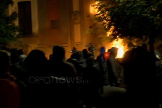 Protesta përshkallëzohet në Tiranë, protestuesit i vënë zjarrin Ministrisë së Infrastrukturës