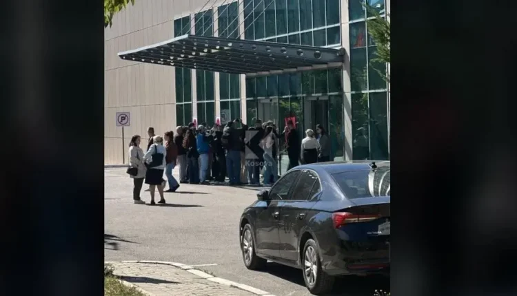 Protestuesit aksion para Ministrisë së Drejtësisë, i drejtohen Gërvallës: Koha e arsyetimeve ka mbaruar, votojeni ligjin për UÇK-në