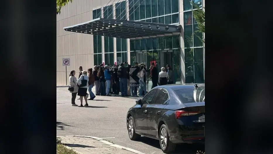 Protestuesit aksion para Ministrisë së Drejtësisë  i drejtohen Gërvallës  Koha e arsyetimeve ka mbaruar  votojeni ligjin për UÇK në