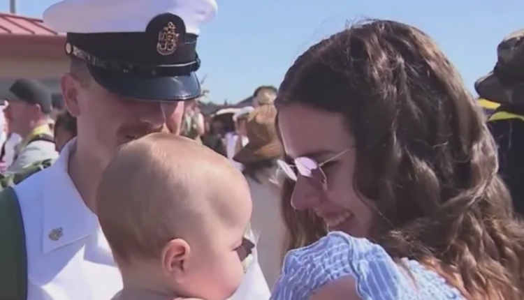 322 ditë në det, USS Abraham Lincoln kthehet në San Diego, marinarët bashkohen me familjarët (Video)