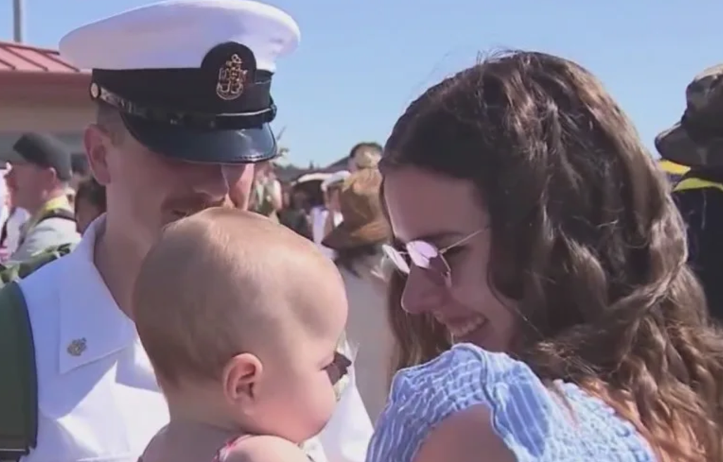322 ditë në det  USS Abraham Lincoln kthehet në San Diego  marinarët bashkohen me familjarët  Video 