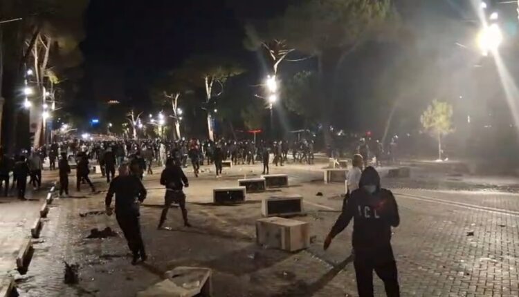Shtohet numri i policëve të lënduar, 23 efektivë nën trajtim te spitali i Traumës. Nën trajtim edhe 5 protestues dhe 1 kalimtar