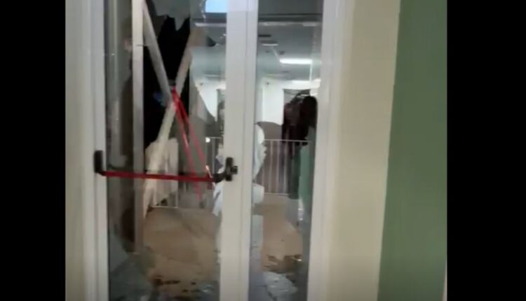 Persona të paidentifikuar thyejnë xhamat e konviktit te Qyteti Studenti, frikë mes të rinjve: Nuk janë protestues!