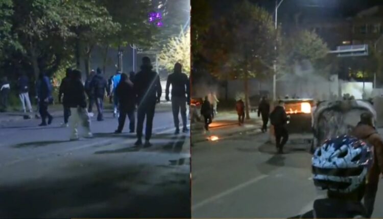Protestuesit largohen nga Kryeministria, u vënë flakën koshave të mbeturinave pranë Sheshit Skënderbej