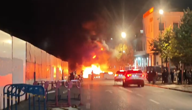 Protestuesit u vënë flakën koshave të mbeturinave dhe një kioske te 9-katëshet