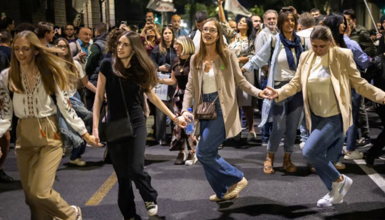 Reportazhi i “The Guardian”: Studentët që tronditën Serbinë tani duan të qeverisin: A mund ta mposhtin Vuçiçin të dielën?