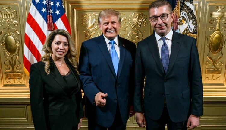 Mickoski publikon foto me Donald Trump!