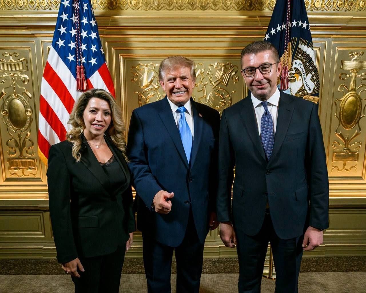 Mickoski publikon foto me Donald Trump 