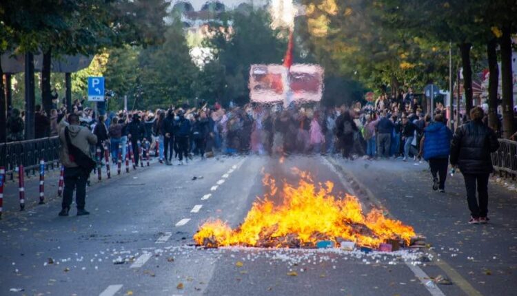 Pas incidenteve në protestë, reagon Policia: 23 të shoqëruar, 6 efektivë dhe 1 gazetare të lënduar, nis identifikimi i personave të përfshirë