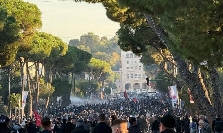 Protestuesit bllokojnë qarkullimin te “Rruga e Elbasanit”, prishet sinjalistika rrugore