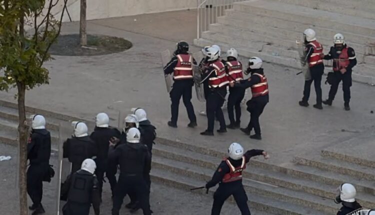 Protestuesit zmbrapsin policinë pranë Piramidës, efektivët goditen me gurë (VIDEO)