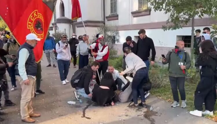Protestuesja humb ndjenjat pranë Ministrisë së Brendshme, transportohet me ambulancë në spital