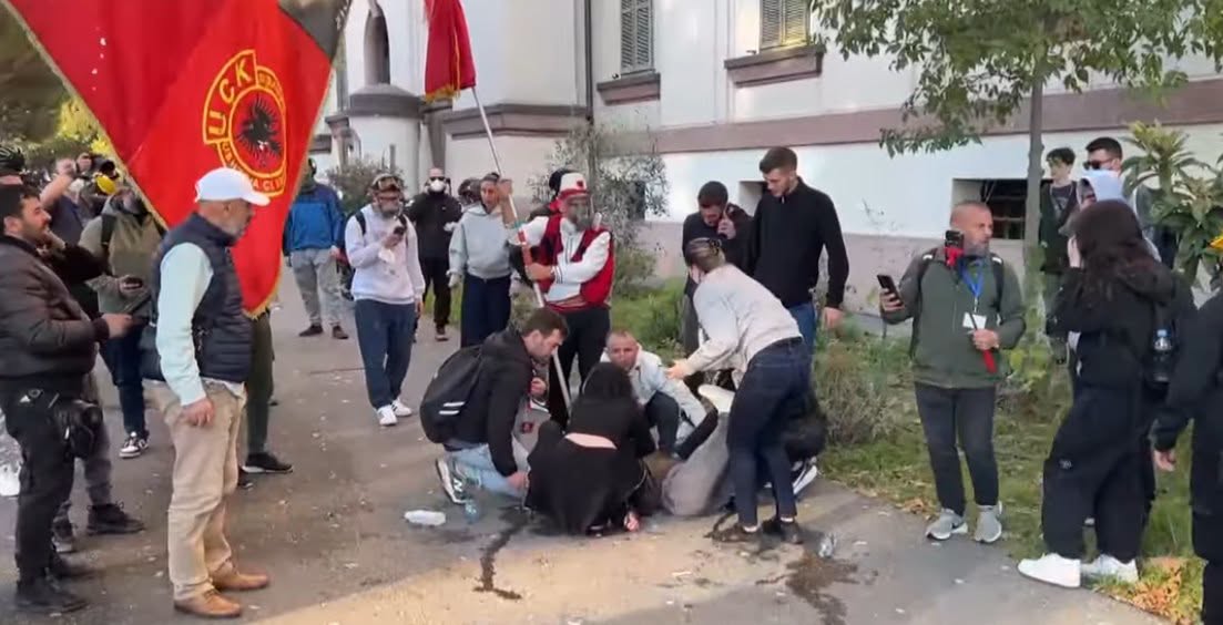 Protestuesja humb ndjenjat pranë Ministrisë së Brendshme  transportohet me ambulancë në spital